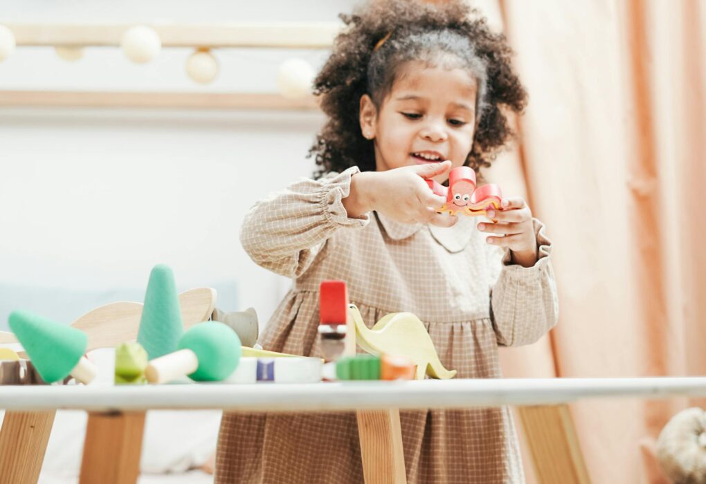 Besišypsantys vaikai darželio grupėje užsiima lavinamąja veikla, padedančia ruoštis mokyklai.