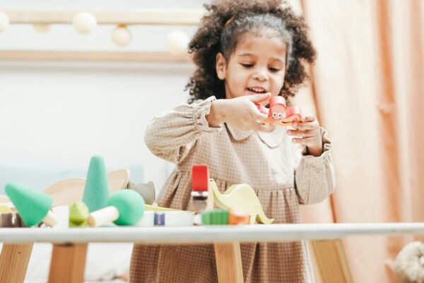 Besišypsantys vaikai darželio grupėje užsiima lavinamąja veikla, padedančia ruoštis mokyklai.