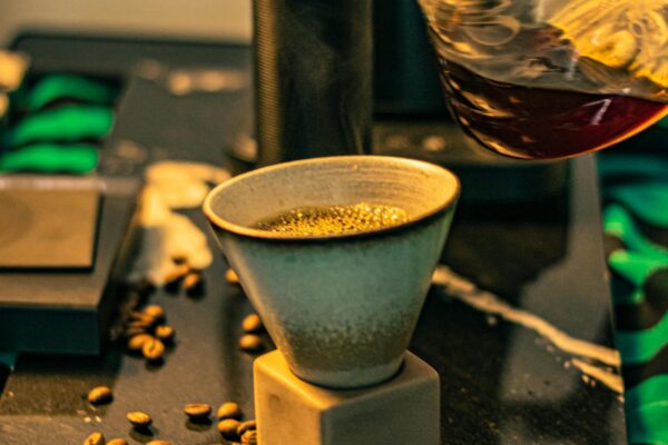 Kavos pupelių malimas namuose ir kavinėje palyginimas