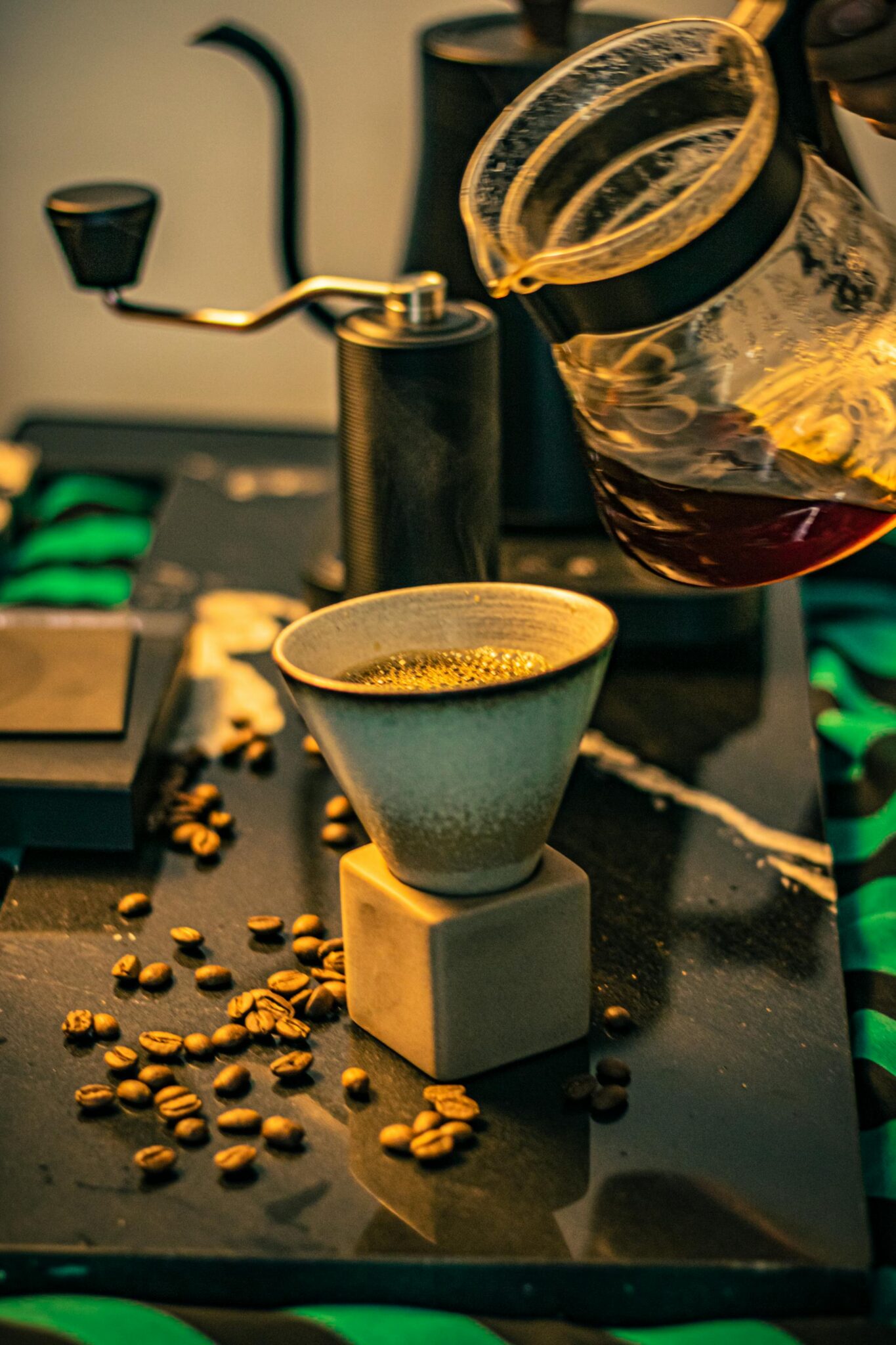 Kavos pupelių malimas namuose ir kavinėje palyginimas