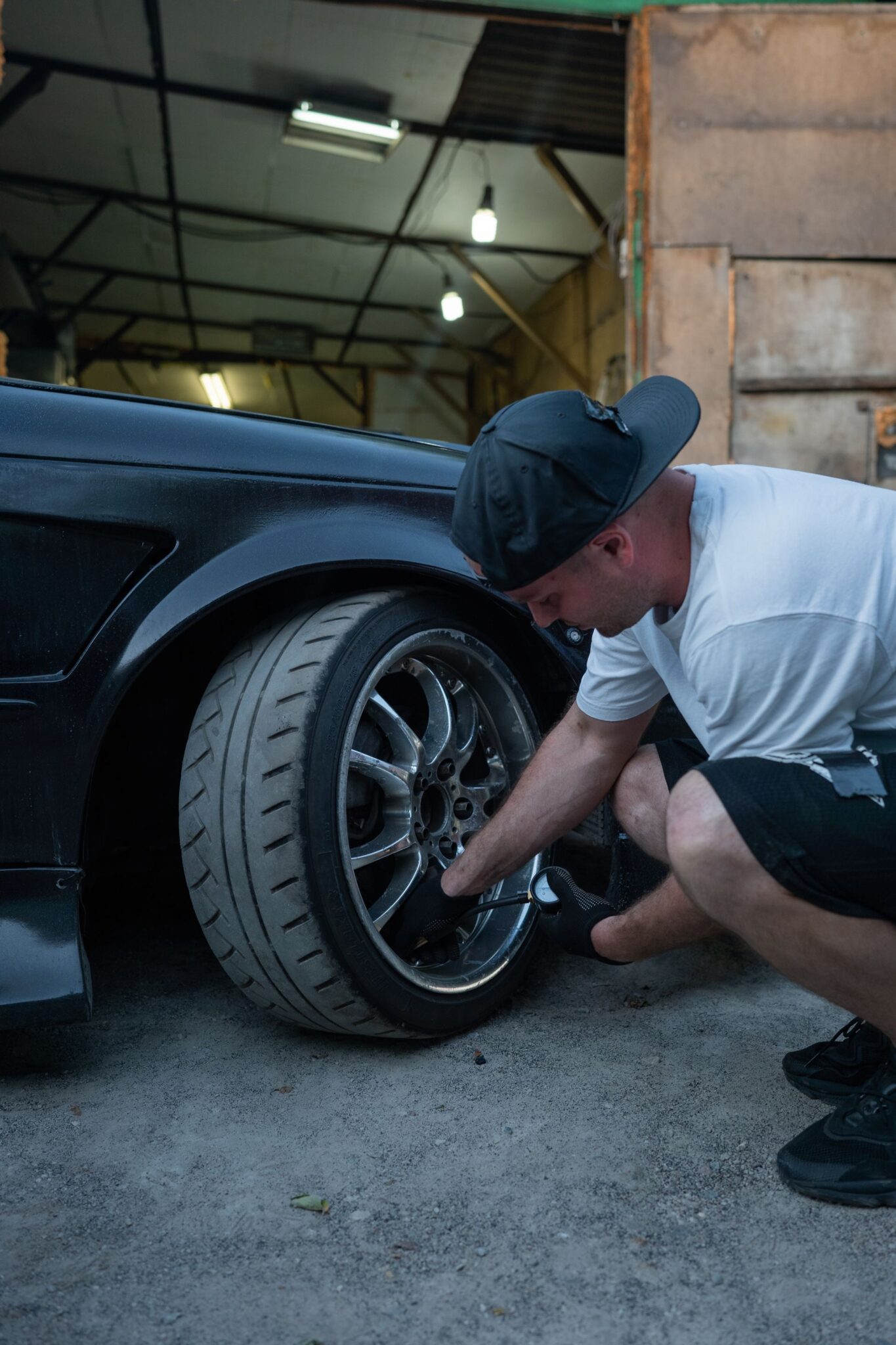 Automobilių serviso meistras atlieka prevencinę automobilio techninę apžiūrą moderniame autoservise.