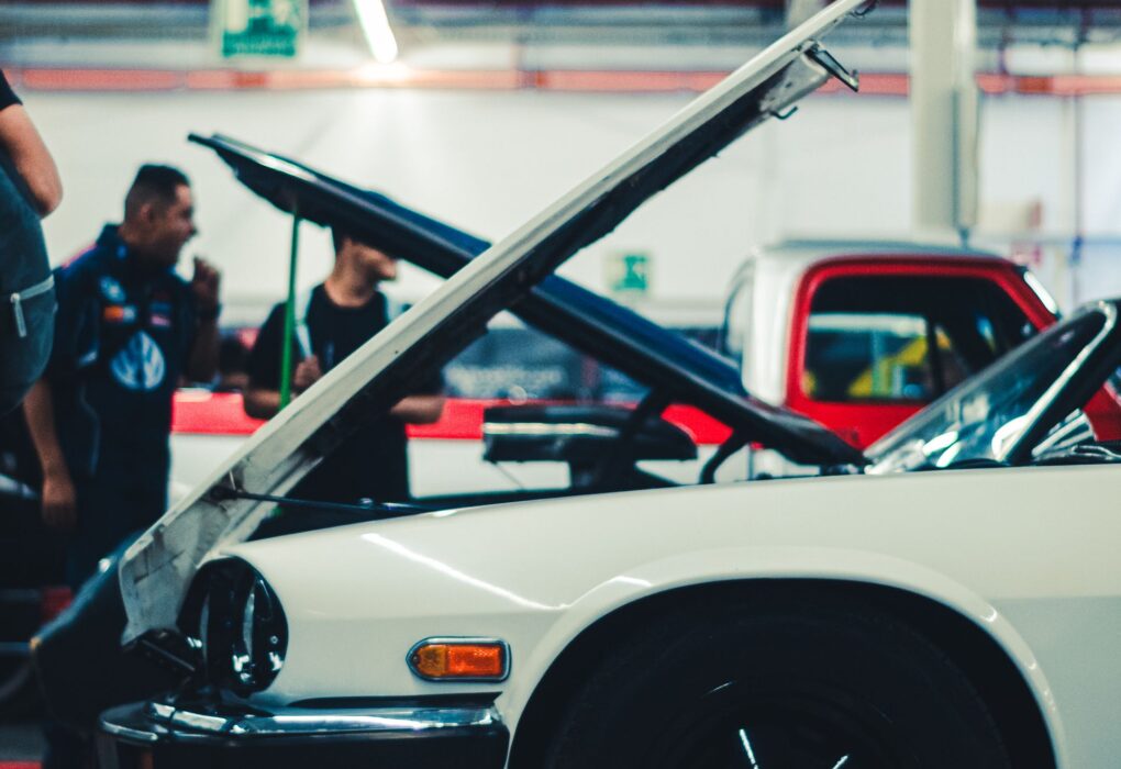 Meistras autoservise tikrina automobilį ir atlieka jo techninę apžiūrą
