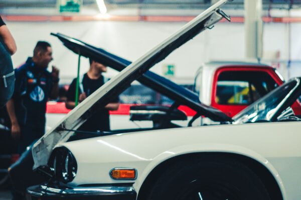 Meistras autoservise tikrina automobilį ir atlieka jo techninę apžiūrą