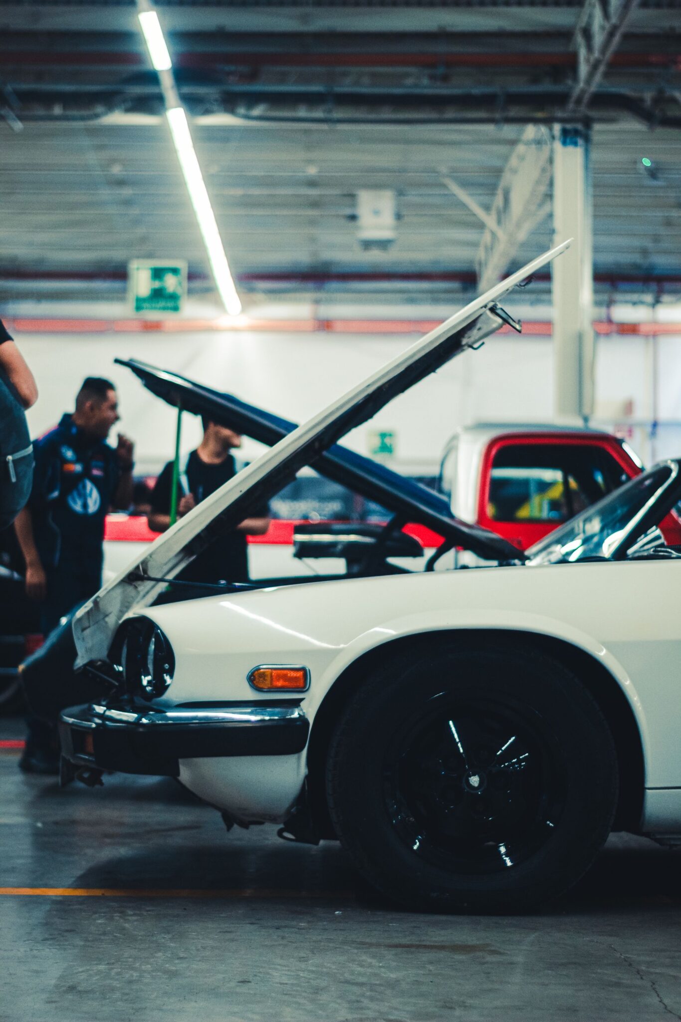 Meistras autoservise tikrina automobilį ir atlieka jo techninę apžiūrą